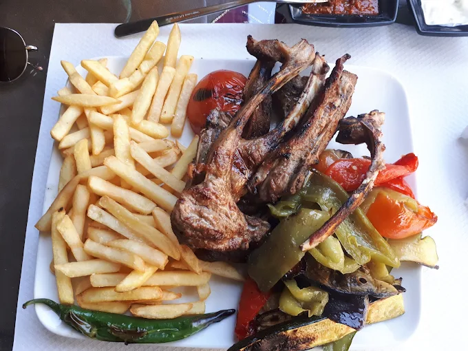 Pirzola, costolette di agnello con patatine e verdure grigliate