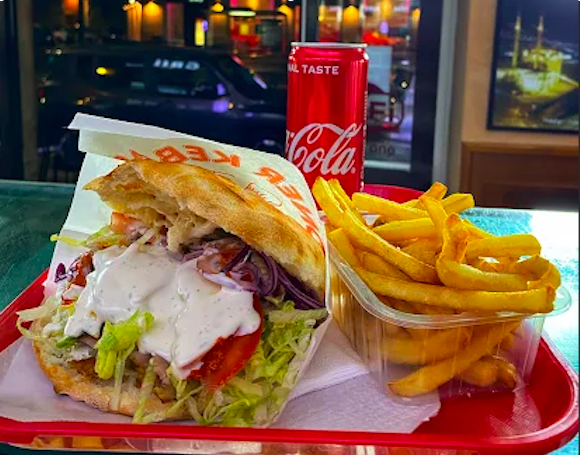 Panino döner kebap con patatine e bibita
