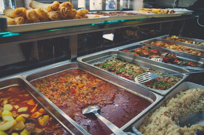 Tavola calda Meydan con piatti del giorno